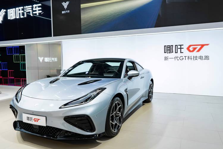 成都215哪吒汽车在智能汽车领域的表现，领途汽车在新能源汽车市场中的影响力